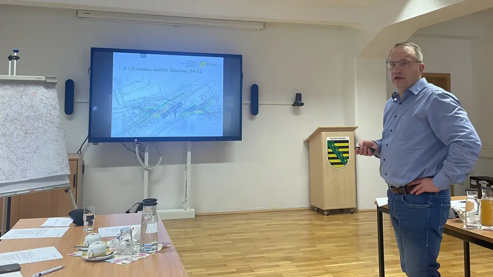 Abteilungsleiter Holger Quendt erläutert den Ausbau der B175 in Glauchau.