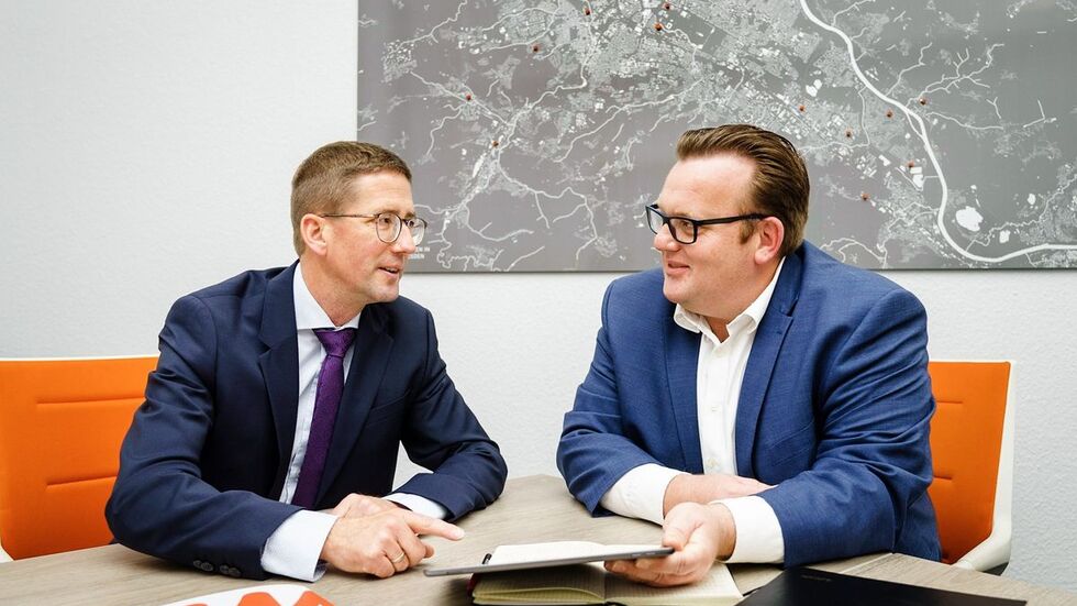 Sebastian Krüger (rechts), Regionalbereichsleiter Vonovia Dresden übergibt das Portfolio für einen möglichen Ankauf an WiD-Geschäftsführer Steffen Jäckel (links) 