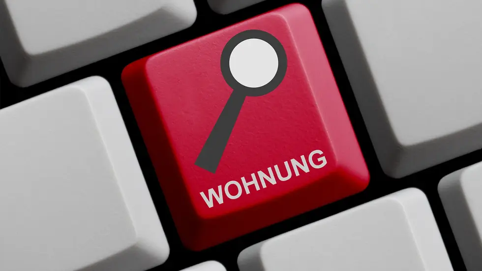 Auf einer Tastatur ist das Suchbild "Wohnung" zu sehen.