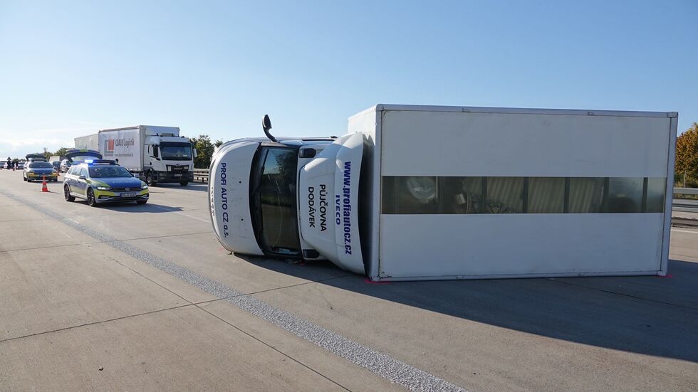 Der Transporter fuhr zunächst in den Straßengraben, kam dann zurück auf die Fahrbahn und kippte dort um.