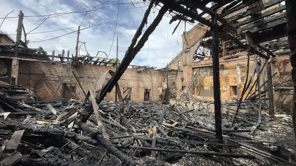 Das Feuer hatte das Gebäude vollständig zerstört 