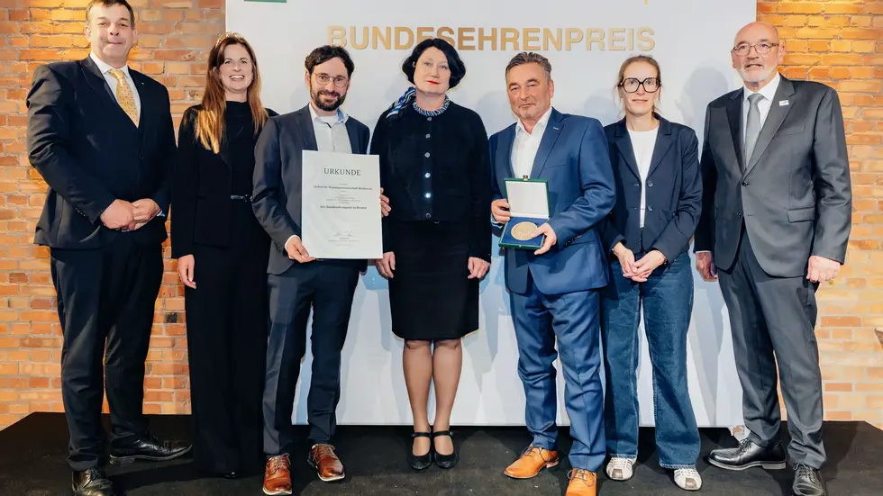 DLG-Präsident Hubertus Paetow (l.) und Prof. Dr. Engel Friederike Arkenau, BMLEH (2.v.r.), überreichen Urkunde und Medaille gemeinsam mit DWV-Präsident Klaus Schneider (r.) und der Deutschen Weinkönigin Paula Löber an die Sächsische Winzergenossenschaft Meissen eG
