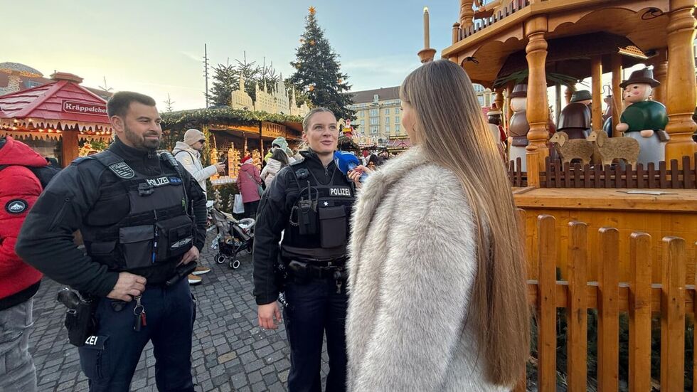 Nico Lehmann und Emily Meinel sind regelmäßig auf Streife auf den Dresdner Weihnachtsmärkten.