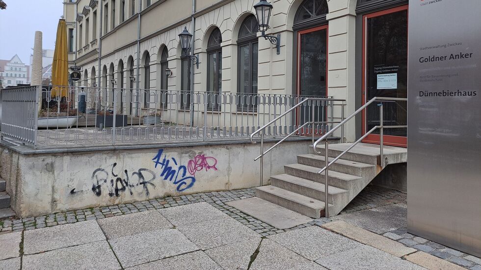 Für frisch vermählte Paare und Hochzeitsgäste ist die besprühte Mauer kein schöner Anblick