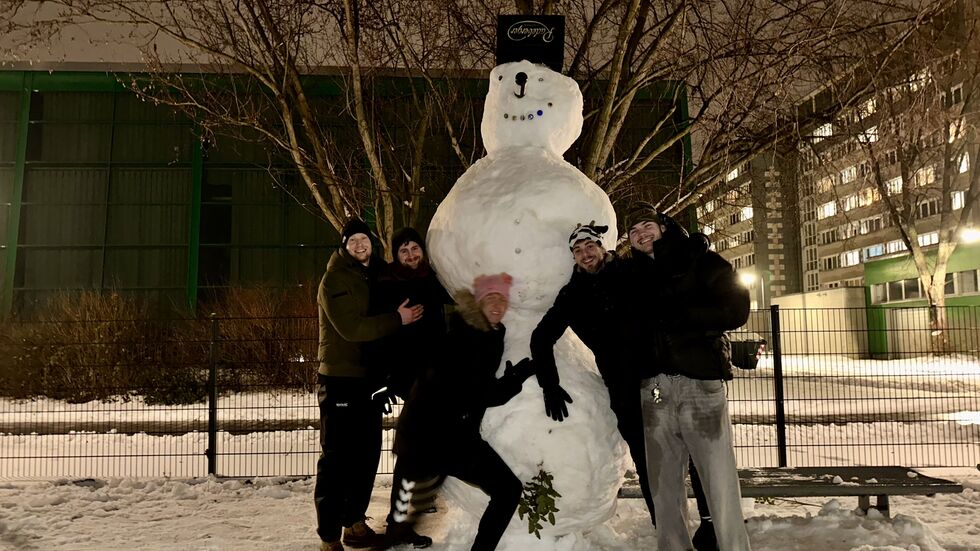 Mit einer Höhe von 3,50m ist DAS der aktuell wohl größte Schneemann von Leipzig.