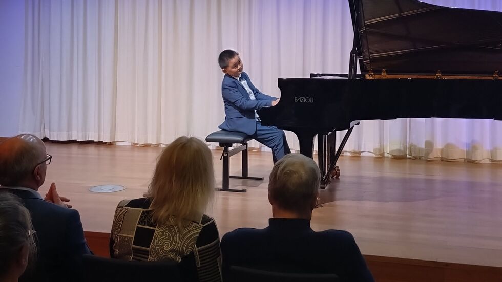 Toni Gu aus Düsseldorf, Sieger der jüngsten Altersgruppe, beim Preisträgerkonzert Toni Gu aus Düsseldorf, Sieger der jüngsten Altersgruppe, beim Preisträgerkonzert