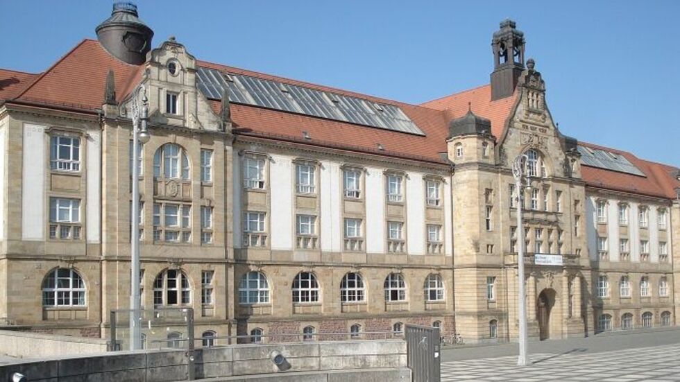 Die Kunstsammlungen Chemnitz geben drei Kunstwerke an die Erben des jüdischen Mäzens Carl Heumann zurück. Die Rückgabe fällt in eine Zeit, in der auch ein Besuch des Botschafters Israels bevorsteht. Die Kunstsammlungen Chemnitz geben drei Kunstwerke an die Erben des jüdischen Mäzens Carl Heumann zurück. Die Rückgabe fällt in eine Zeit, in der auch ein Besuch des Botschafters Israels bevorsteht.