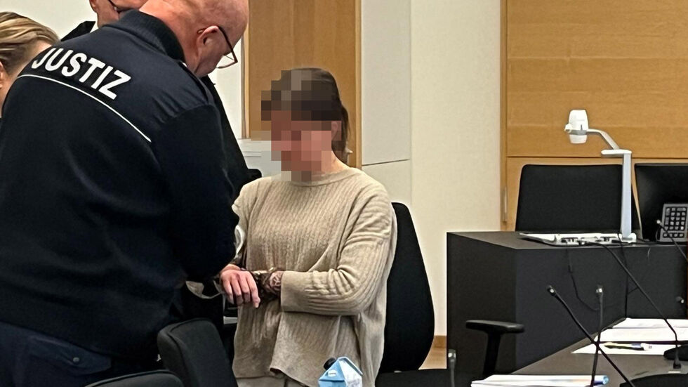 Lisa D. werden die Handschellen in der Verhandlung abgenommen. Sie soll ihr Baby getötet haben