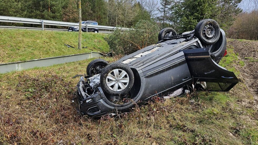 Der VW überschlug sich und landete neben der Straße auf dem Feld.