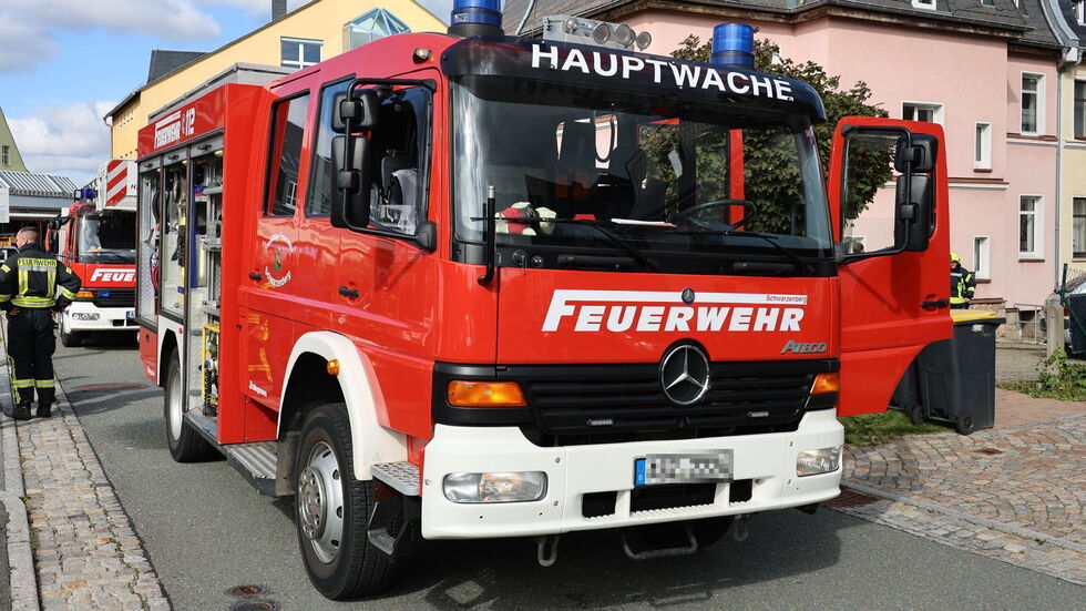 Vier Löschzüge wurden zu dem Einsatz alarmiert.