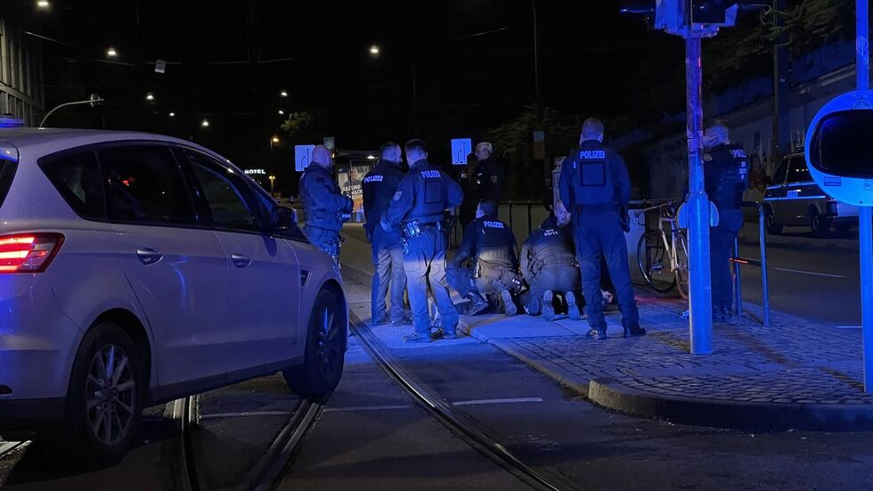 Die Polizei vor Ort in der Tatnacht.