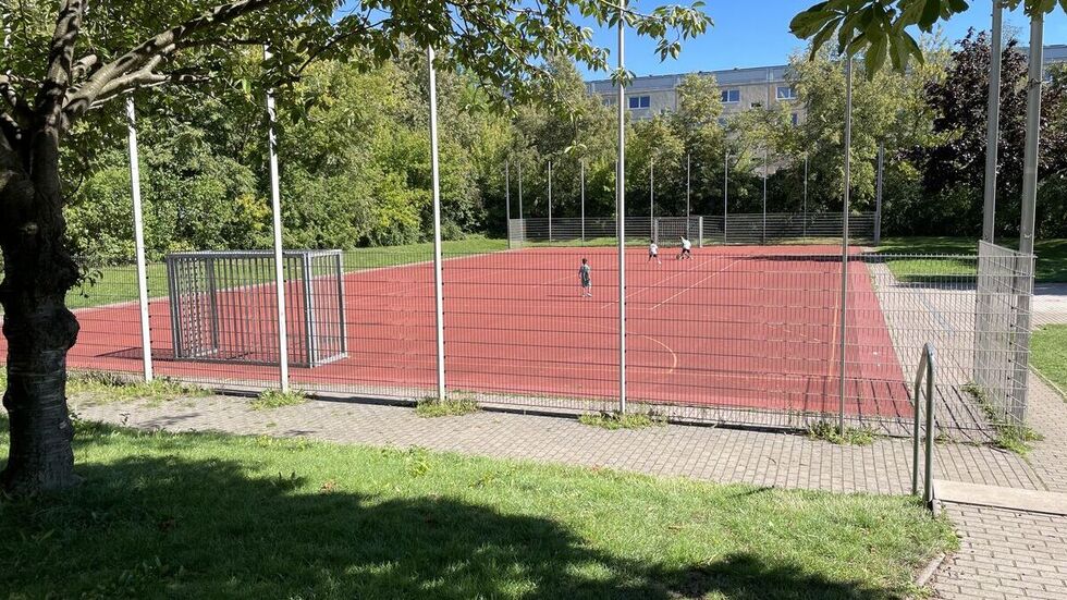 Allwetterspielplatz: Auch an heißen Tagen wie in dieser Woche kickten dort einige Kinder. 