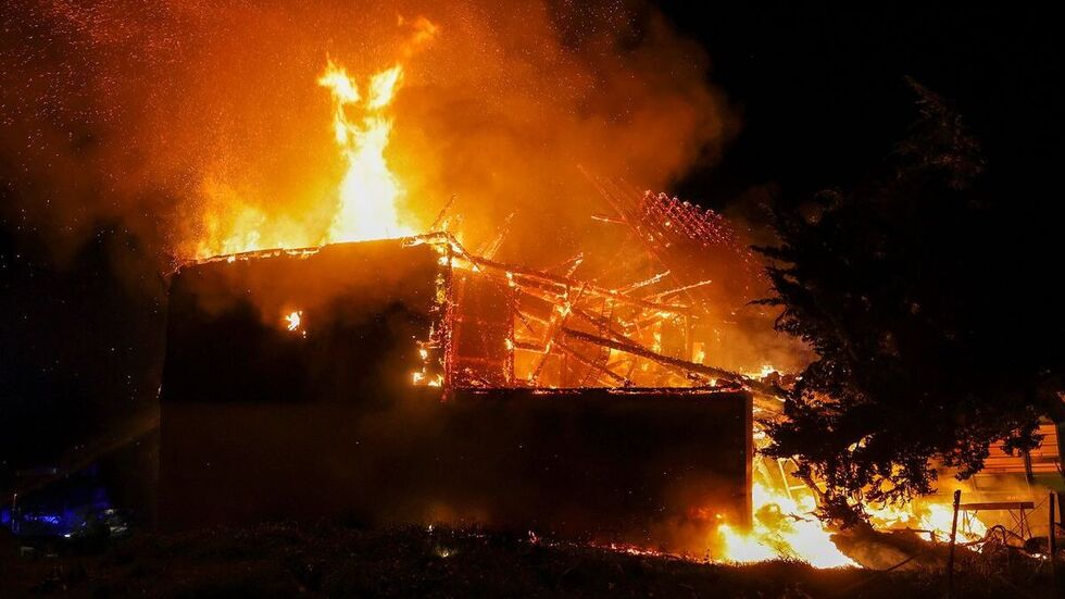 Als die Feuerwehr alarmiert wurde, brannte die Scheune schon lichterloh. 