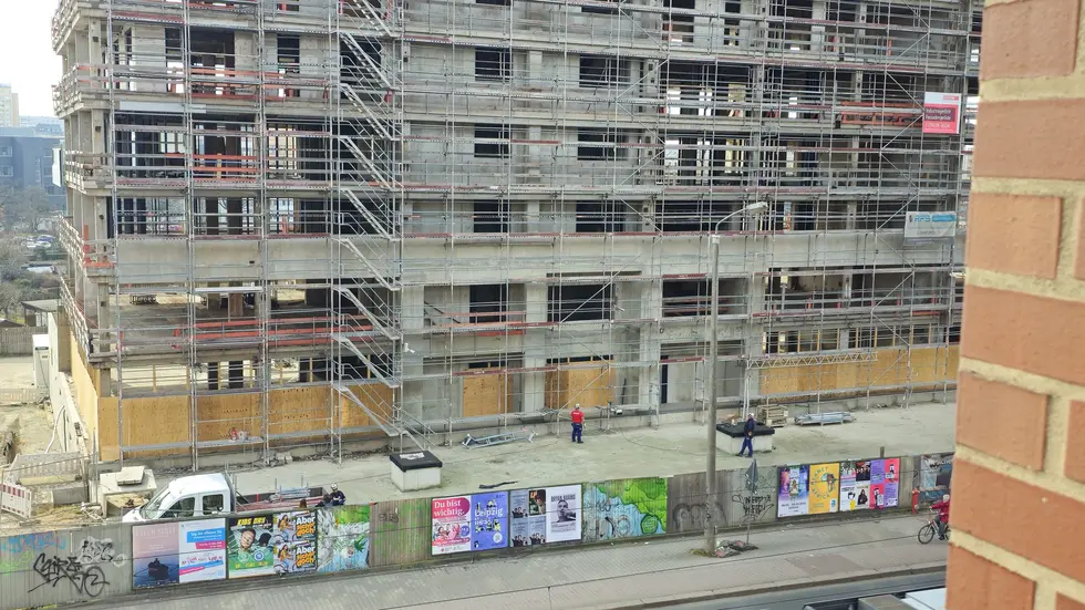 Die Bauarbeiten zum Abriss des riesigen Gerüstes an der Prager Straße haben begonnen. Die Bauarbeiten zum Abriss des riesigen Gerüstes an der Prager Straße haben begonnen.