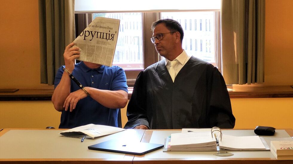 Zu Prozessbeginn am 9. Juni wurde der Angeklagte noch in Handschellen vorgeführt. Inzwischen hat das Gericht den Haftbefehl gegen Auflagen außer Vollzug gesetzt.