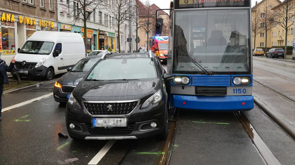 Neben Polizei und Feuerwehr rückte auch der Rettungsdienst an, um die Unfallbeteiligten zu untersuchen. 