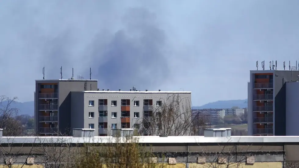 Die Rauchwolke über Heidenau ist kilometerweit zu sehen Die Rauchwolke über Heidenau ist kilometerweit zu sehen