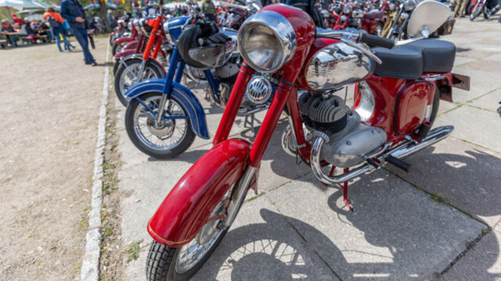 Historische Motorräder lockten viele Menschen auf die Schlossinsel nach Rodewisch.