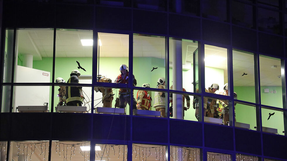 Das Feuer brach in einer Einzimmerwohnung der Pflegeeinrichtung aus. Die Feuerwehr in der Pflegeeinrichtung.