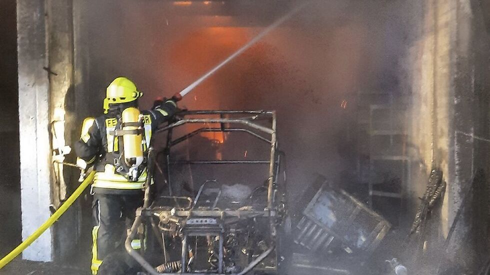 In der Lagerhalle waren mehrere Garagen integriert.