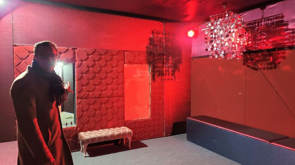 Darauf wollte Intendant Daniel Morgenroth nicht verzichten. Der Strip-Club gehört zum Stück.
