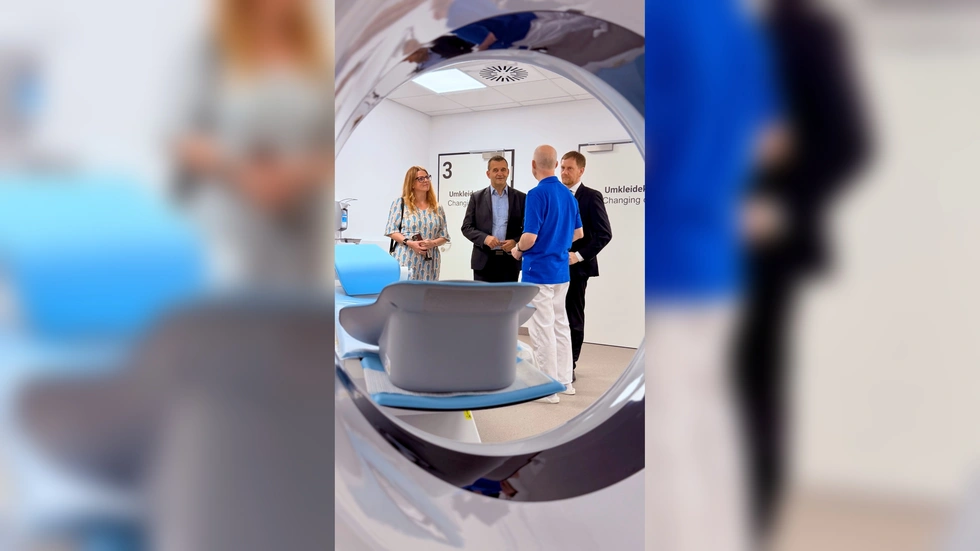 Ministerpräsident Michael Kretschmer, die Aufsichtsratsvorsitzende Susanne Schaper und Dr. med. Jan Ernstberger, Medizinischer Geschäftsführer der Poliklinik gGmbH Chemnitz, während einer Führung durch die moderne Radiologie der Praxiswelt. Die Gäste erhielten Einblicke in das ambulante Versorgungskonzept und die moderne medizinische Ausstattung.