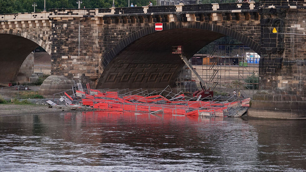 An der Augustusbrücke kippte ein Baugerüst in die Elbe.