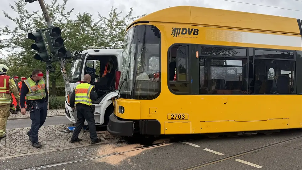 Auf der Bodenbacher Straße in Dresden Seidnitz ist am Freitagvormittag ein LKW beim Abbiegen mit einer Straßenbahn zusammengestoßen