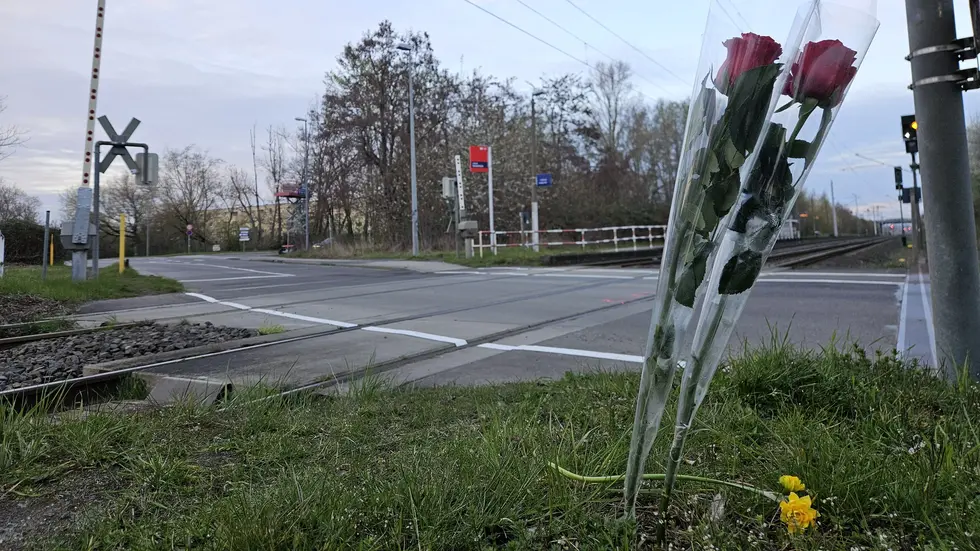 Blumen an dem Bahnübergang, an dem der tödliche Unfall passierte. Blumen an dem Bahnübergang, an dem der tödliche Unfall passierte.