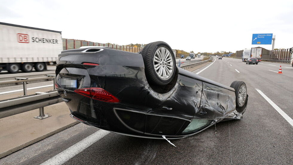 Der Mercedes konnte einem anderen Auto, das auf seine Spur kam, nicht mehr ausweichen. Der Mercedes konnte einem anderen Auto, das auf seine Spur kam, nicht mehr ausweichen.