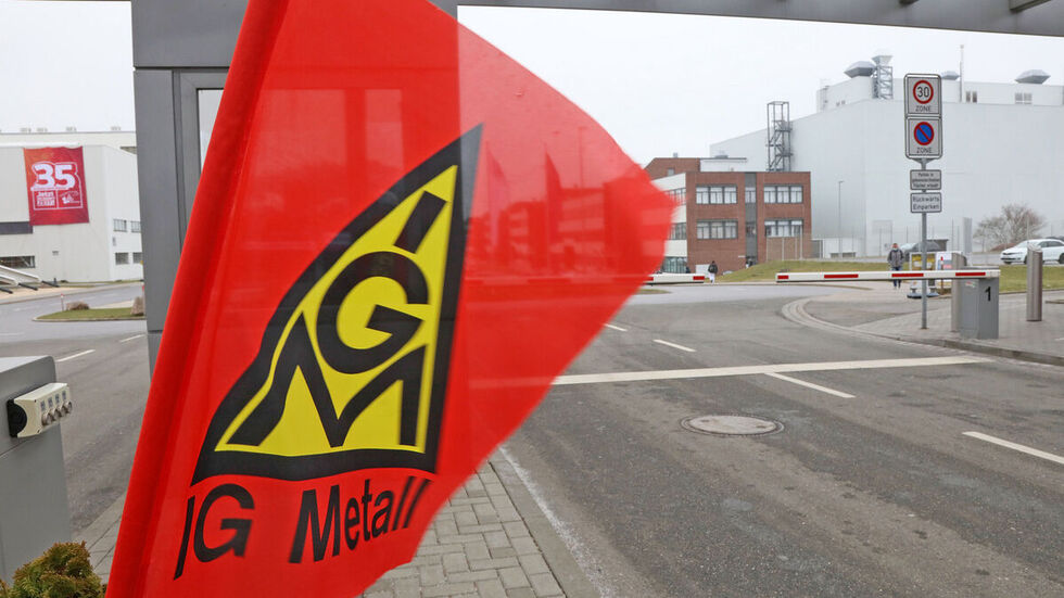 IG-Metall-Fahne vorm VW-Werkstor.
