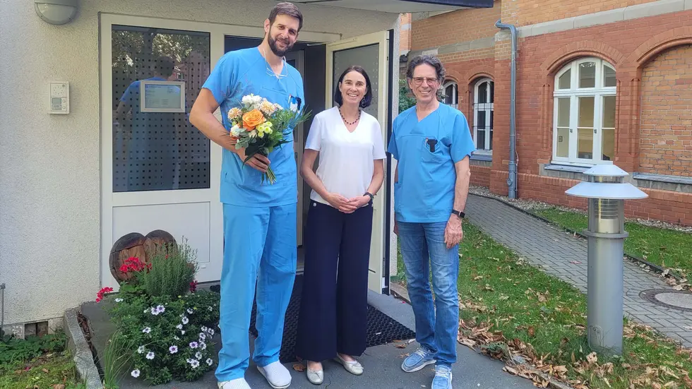 Geschäftsführerin des Klinikum, Ines Hofmann, gratuliert MUDr. Tomas Petrik (li.) und Dipl.-Med. Peter Ullrich zur Praxisübergabe 