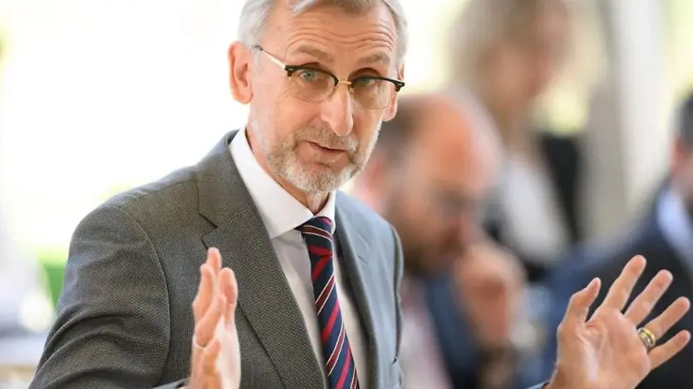 Sachsens Innenminister Armin Schuster hat die frohe Botschaft am Dienstagabend persönlich in Leipzig verkündet. Sachsens Innenminister Armin Schuster hat die frohe Botschaft am Dienstagabend persönlich in Leipzig verkündet.
