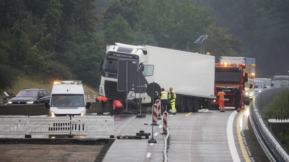 Unfall auf der A4 bei Chemnitz: Ein Volvo-Lkw verkeilt sich bei Chemnitz-Mitte auf einer Schutzplanke. Der Rückstau reicht bis zur A72. Unfall auf der A4 bei Chemnitz: Ein Volvo-Lkw verkeilt sich bei Chemnitz-Mitte auf einer Schutzplanke. Der Rückstau reicht bis zur A72.