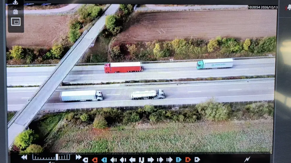 Die Abstände zwischen den Lkw auf der A14 wurden aus der Luft mit einer Drohne gemessen.