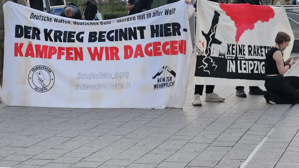 Junge Leipziger haben am Montagabend in der Innenstadt gegen die Eröffnung der Waffenfabrik protestiert.