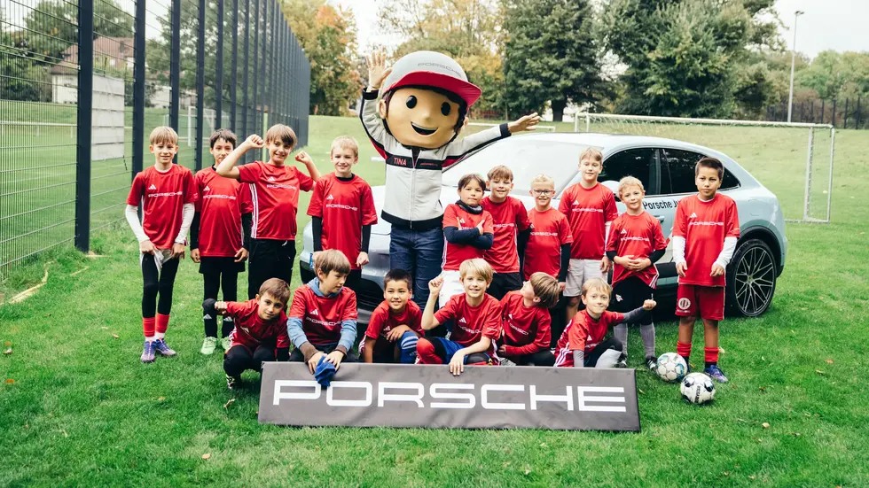 Viele Kinder in Leipzig freuen sich über die Unterstützung des berühmten Sportwagenherstellers.