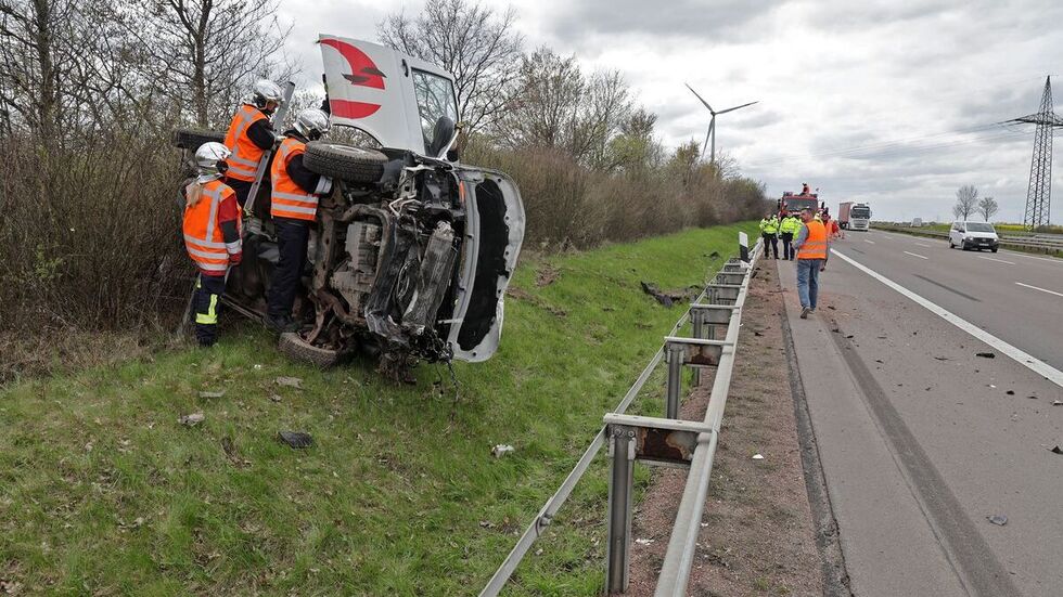 Der Transporter landete hinter der Leitplanke. 