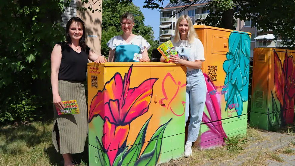 v. l. Carolin Gropler vom Marketingverein HOY e.V., Korina Jenßen von der Stadt Hoyerswerda,
zuständig für den Bürgerhaushalt, sowie Belinda Grellmann vom Marketingverein HOY e.V., die gemeinsam die
Umsetzung des Projektes begleitet haben
v. l. Carolin Gropler vom Marketingverein HOY e.V., Korina Jenßen von der Stadt Hoyerswerda,
zuständig für den Bürgerhaushalt, sowie Belinda Grellmann vom Marketingverein HOY e.V., die gemeinsam die
Umsetzung des Projektes begleitet haben