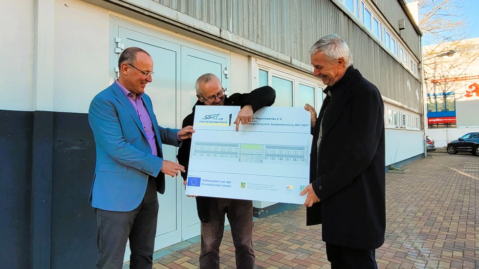 Die VBH-Arena Hoyerswerda bekommt ein neues wärmedämmendes Kleid. v.l.n.r.: Steffen Markgraf, Geschäftsführer der Wohnungsgesellschaft Hoyerswerda, Chefplaner Bernd Kasper, Bauamtsleiter Dietmar Wolf