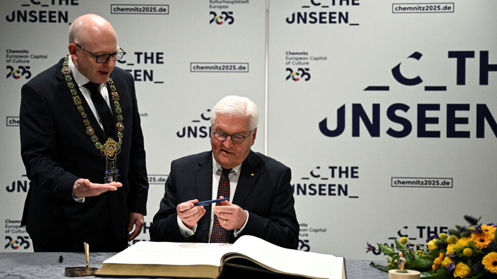 Was ist denn das für ein Stift: Bundespräsident Frank-Walter Steinmeier mit OB Schulze. Annegret Hilse/Reuters/Pool/dpa