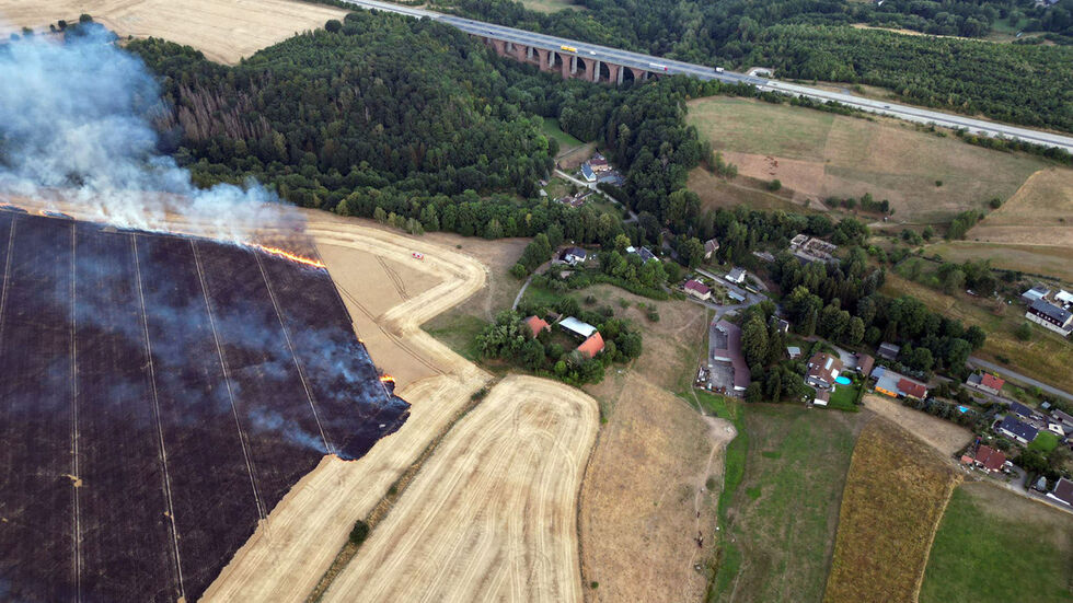 Der Feldbrand in Schlegel nahe der A4 breitete sich auf rund vier Hektar Fläche aus. 