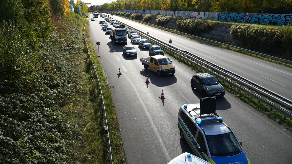 Wegen der Kontrollen staut sich der Verkehr.