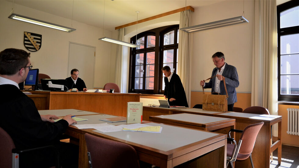 Nach Prozessende - der Angeklagte (rechts) 