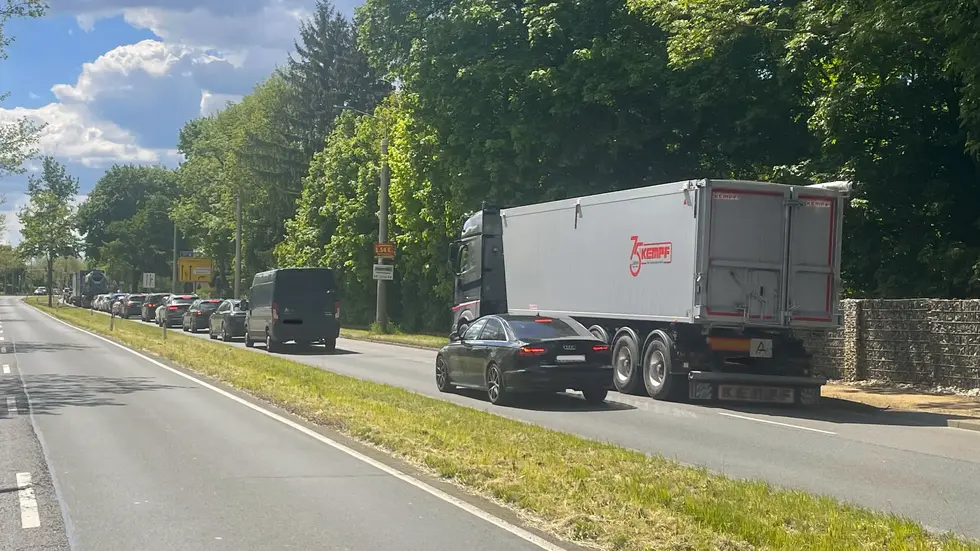Am Montag, 14:15 Uhr, war die Warteschlange ein paar hundert Meter lang - vor dem Berufsverkehr.