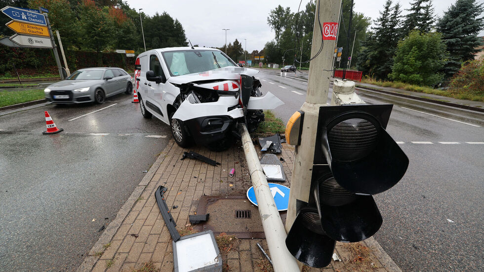 Der Fahrer musst den Führerschein abgegeben. Gegen ihn wurde ein Ermittlungsverfahren wegen Gefährdung des Straßenverkehrs eingeleitet. 
