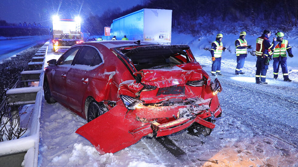 Kurz nach dem Altfrankener Tunnel kollidierten auf der winterlichen Fahrbahn der A17 drei LKW und zwei PKW