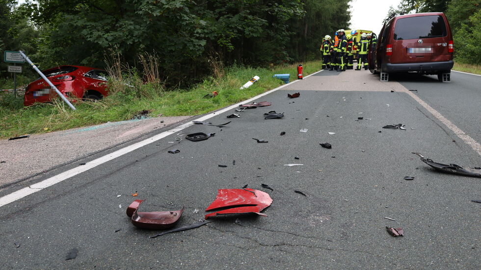 Nach dem Crash landete der Kia im Wald. Nach dem Crash landete der Kia im Wald.