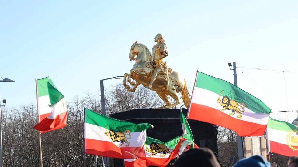 Die Demonstranten am Goldenen Reiter.