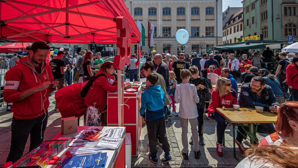 Hunderte Menschen folgten dem DGB-Aufruf zur Maiveranstaltung auf dem Hauptmarkt.